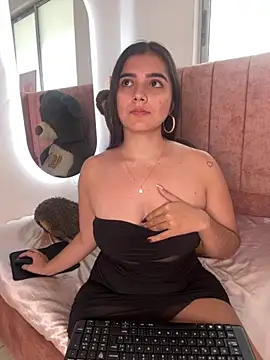 Snapshot of salomecute21 chatting on 10/24/25, 11:53 salomecute21 online show from 10/24/25, 11:53