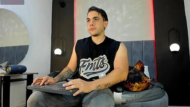 Snapshot of Liam_walk_ chatting on 10/07/25, 07:04 Liam walk online show from 10/07/25, 07:04