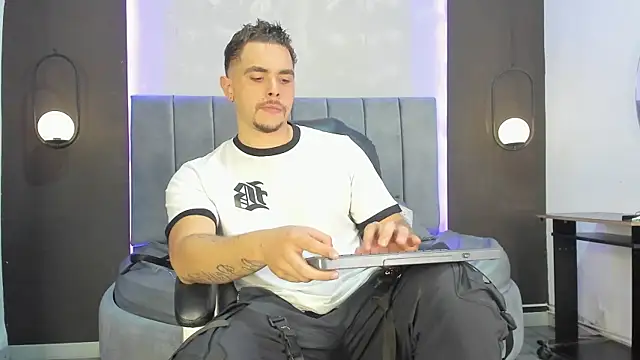 Liam walk  online show from 11/20/25, 09:47