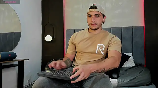 Snapshot of Liam_walk_ chatting on 10/02/25, 08:12 Liam walk online show from 10/02/25, 08:12