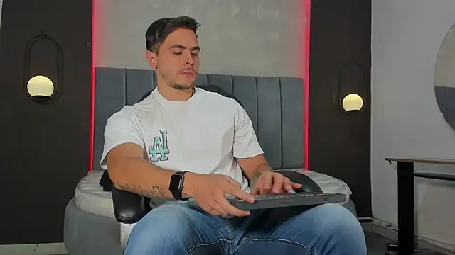 Snapshot of Liam_walk_ chatting on 04/23/26, 07:04 Liam walk online show from 04/23/26, 07:04