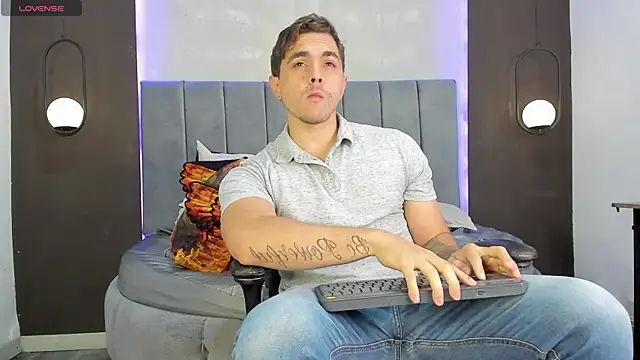 Snapshot of Liam_walk_ chatting on 10/18/25, 08:55 Liam walk online show from 10/18/25, 08:55