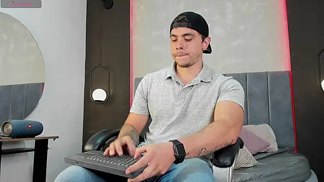 Snapshot of Liam_walk_ chatting on 09/26/25, 08:05 Liam walk online show from 09/26/25, 08:05