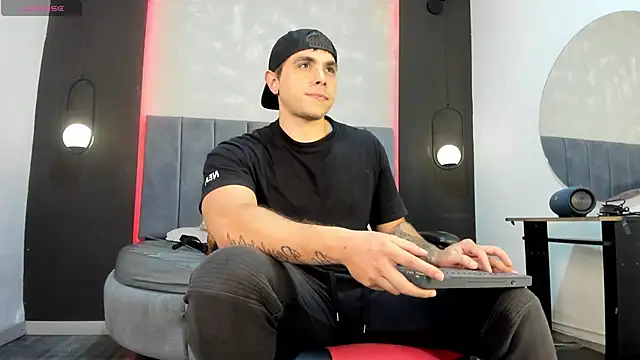 Snapshot of Liam_walk_ chatting on 09/19/25, 10:47 Liam walk online show from 09/19/25, 10:47