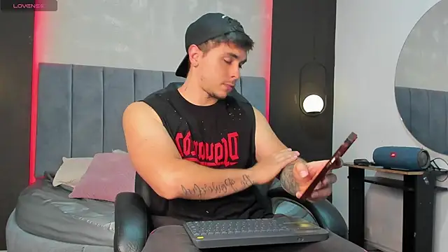 Snapshot of Liam_walk_ chatting on 09/16/25, 12:11 Liam walk online show from 09/16/25, 12:11