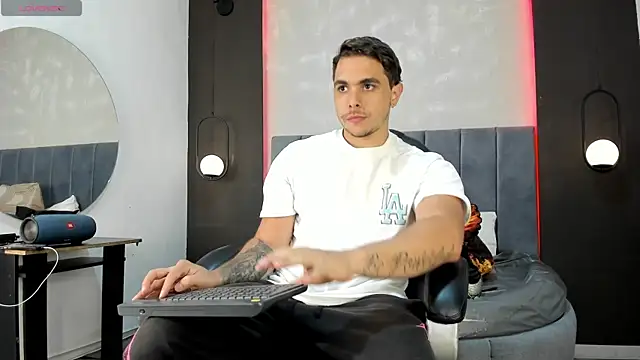 Snapshot of Liam_walk_ chatting on 10/10/25, 10:32 Liam walk online show from 10/10/25, 10:32
