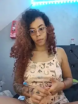 Snapshot of Pamelamiler__ chatting on 06/18/26, 02:32 Pamelamiler online show from 06/18/26, 02:32