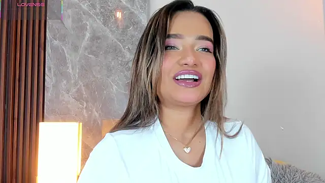 Emma hunter  online show from 10/25/25, 04:00