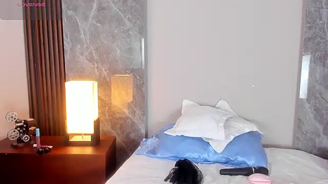 Emma hunter  online show from 10/29/25, 04:00