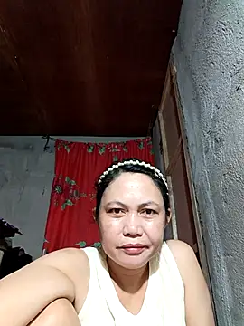 Snapshot of Everleigh_mom chatting on 09/23/25, 10:22 Everleigh mom online show from 09/23/25, 10:22
