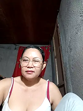 Everleigh mom online show from 10/28/25, 07:46