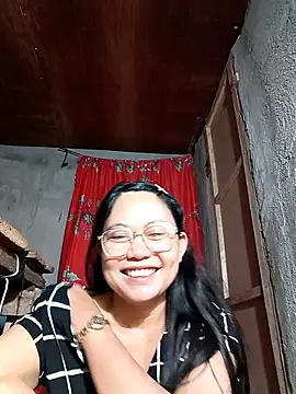 Snapshot of Everleigh_mom chatting on 10/17/25, 07:48 Everleigh mom online show from 10/17/25, 07:48
