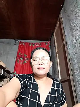 Snapshot of Everleigh_mom chatting on 10/18/25, 10:17 Everleigh mom online show from 10/18/25, 10:17