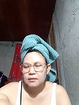 Snapshot of Everleigh_mom chatting on 10/07/25, 02:01 Everleigh mom online show from 10/07/25, 02:01