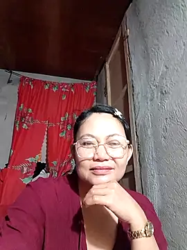 Snapshot of Everleigh_mom chatting on 10/14/25, 08:15 Everleigh mom online show from 10/14/25, 08:15