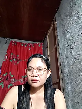 Snapshot of Everleigh_mom chatting on 10/15/25, 10:40 Everleigh mom online show from 10/15/25, 10:40