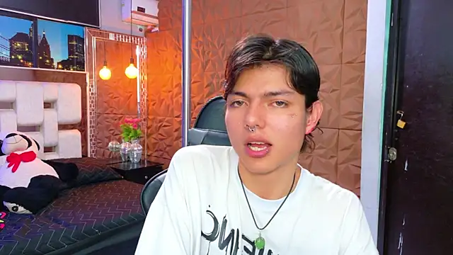 Snapshot of alandelrey57 chatting on 09/18/25, 05:43 alandelrey57 online show from 09/18/25, 05:43