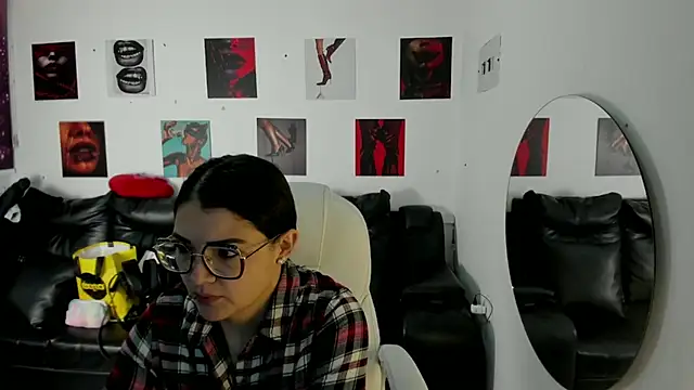 Snapshot of iam_sammy_01 chatting on 11/19/25, 12:16 iam sammy 01 online show from 11/19/25, 12:16