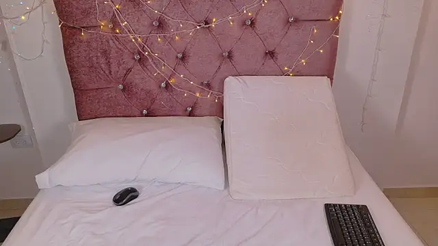 sophiacuttee online show from 12/22/25, 12:16