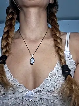Snapshot of Elianasuarezz chatting on 06/10/26, 12:34 Elianasuarezz online show from 06/10/26, 12:34