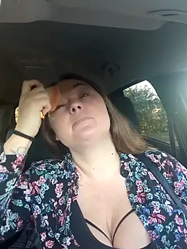 Snapshot of BrokenWife chatting on 10/13/25, 06:26 BrokenWife online show from 10/13/25, 06:26