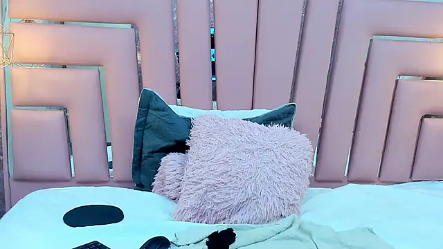 Snapshot of ALYANNA_HOT_ chatting on 11/09/25, 12:53 ALYANNA HOT online show from 11/09/25, 12:53