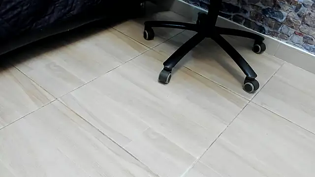 Snapshot of ALYANNA_HOT_ chatting on 12/04/25, 11:42 ALYANNA HOT online show from 12/04/25, 11:42