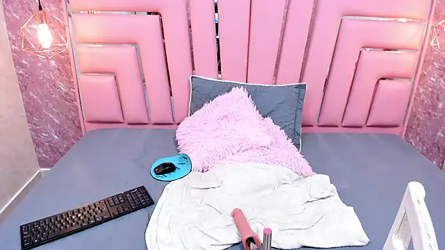 Snapshot of ALYANNA_HOT_ chatting on 11/04/25, 12:20 ALYANNA HOT online show from 11/04/25, 12:20