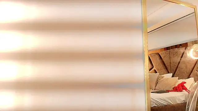 Snapshot of zarah_andrew__ chatting on 11/13/25, 12:31 zarah andrew online show from 11/13/25, 12:31