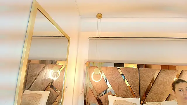 Snapshot of zarah_andrew__ chatting on 12/18/25, 12:09 zarah andrew online show from 12/18/25, 12:09