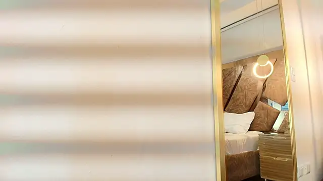 Snapshot of zarah_andrew__ chatting on 12/05/25, 12:04 zarah andrew online show from 12/05/25, 12:04