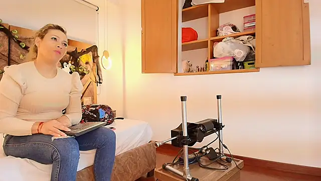 Snapshot of zarah_andrew__ chatting on 10/23/25, 11:53 zarah andrew online show from 10/23/25, 11:53