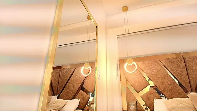 Snapshot of zarah_andrew__ chatting on 11/26/25, 12:05 zarah andrew online show from 11/26/25, 12:05