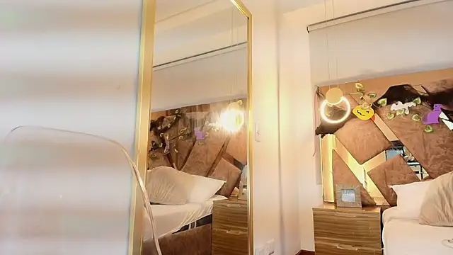 Snapshot of zarah_andrew__ chatting on 10/27/25, 12:28 zarah andrew online show from 10/27/25, 12:28