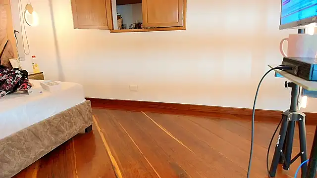 Snapshot of zarah_andrew__ chatting on 12/16/25, 12:09 zarah andrew online show from 12/16/25, 12:09