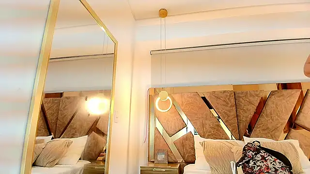 Snapshot of zarah_andrew__ chatting on 12/15/25, 12:00 zarah andrew online show from 12/15/25, 12:00