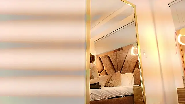 Snapshot of zarah_andrew__ chatting on 11/14/25, 11:58 zarah andrew online show from 11/14/25, 11:58