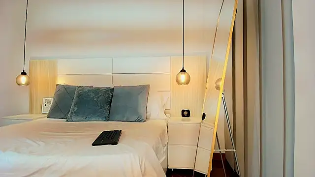 Snapshot of zarah_andrew__ chatting on 11/29/25, 01:55 zarah andrew online show from 11/29/25, 01:55