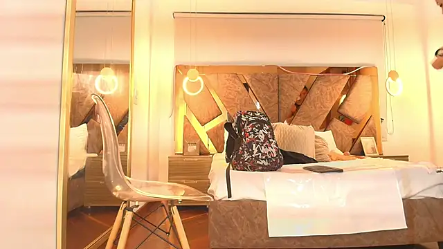 Snapshot of zarah_andrew__ chatting on 11/05/25, 11:57 zarah andrew online show from 11/05/25, 11:57