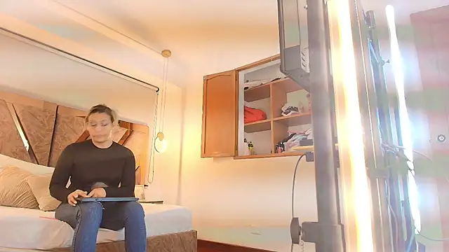 Snapshot of zarah_andrew__ chatting on 11/23/25, 12:37 zarah andrew online show from 11/23/25, 12:37