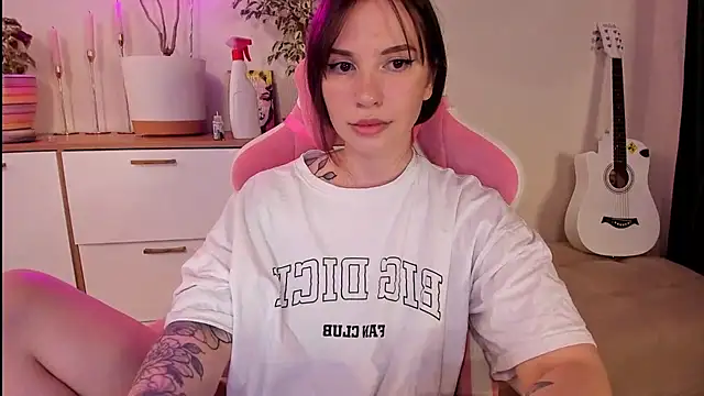 Snapshot of Voytinyme chatting on 10/15/25, 06:38 Voytinyme online show from 10/15/25, 06:38