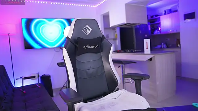 Snapshot of andrea_magic69 chatting on 09/27/25, 05:02 andrea magic69 online show from 09/27/25, 05:02