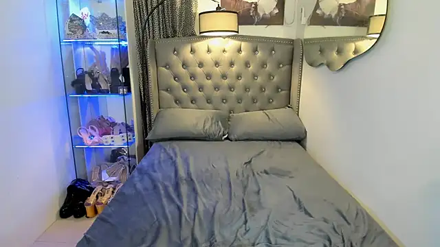 Claudia empress online show from 10/18/25, 10:12