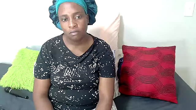 Snapshot of QueenRomaxx1 chatting on 10/19/25, 12:41 QueenRomaxx1 online show from 10/19/25, 12:41