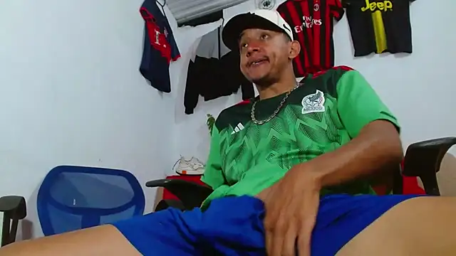 Snapshot of skinny23cm chatting on 02/26/26, 02:06 skinny23cm online show from 02/26/26, 02:06