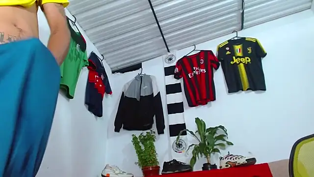 Snapshot of skinny23cm chatting on 02/27/26, 01:55 skinny23cm online show from 02/27/26, 01:55