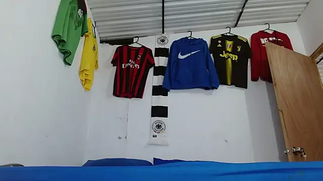 Snapshot of skinny23cm chatting on 02/12/26, 02:17 skinny23cm online show from 02/12/26, 02:17