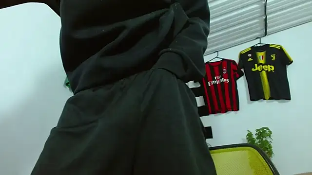 Snapshot of skinny23cm chatting on 02/22/26, 07:00 skinny23cm online show from 02/22/26, 07:00