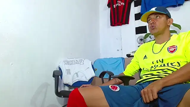 Snapshot of skinny23cm chatting on 02/10/26, 02:05 skinny23cm online show from 02/10/26, 02:05