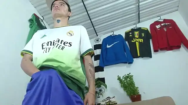 Snapshot of skinny23cm chatting on 02/13/26, 03:01 skinny23cm online show from 02/13/26, 03:01